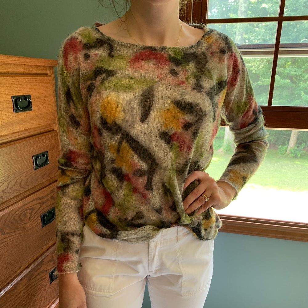 Women’s light sweater. Size small